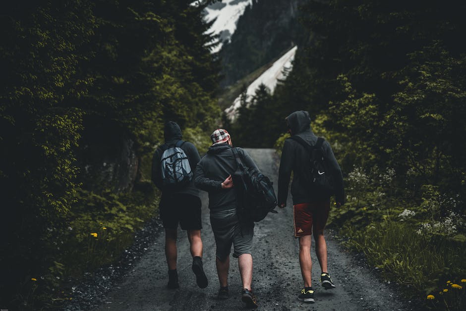 Warum schwellen Hände beim Wandern? Ein Blick auf mögliche Ursachen.