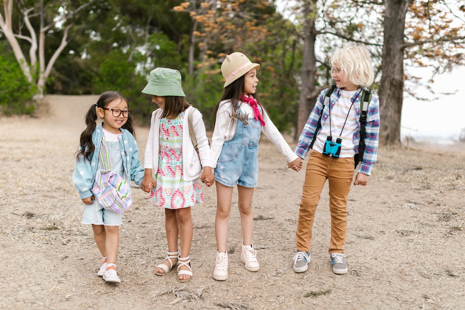  zum wandern mit kindern benötigt man Ausrüstung, Essen und Kleidung