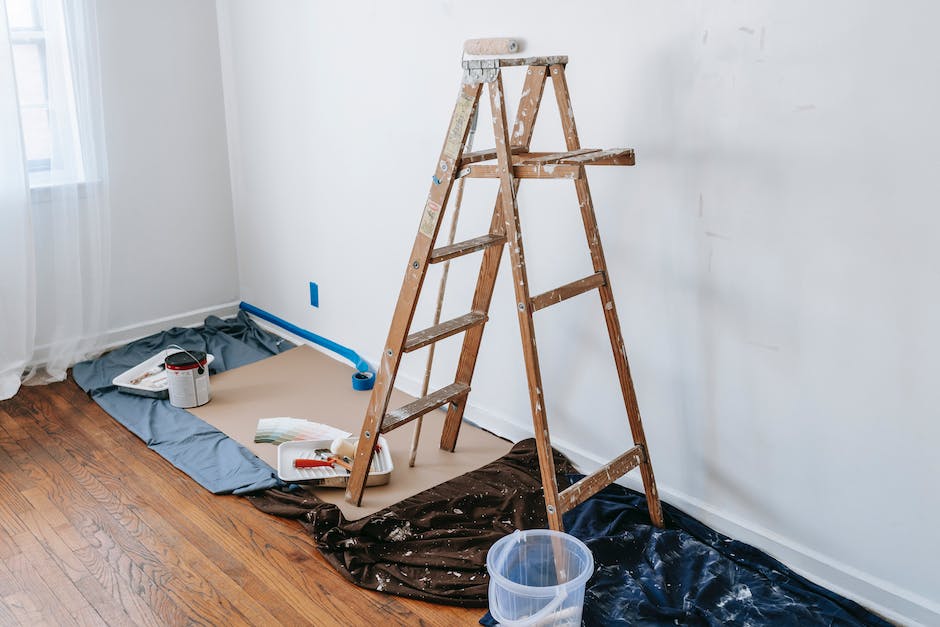 Zuerst an Decke oder Wand streichen - welche kommt zuerst